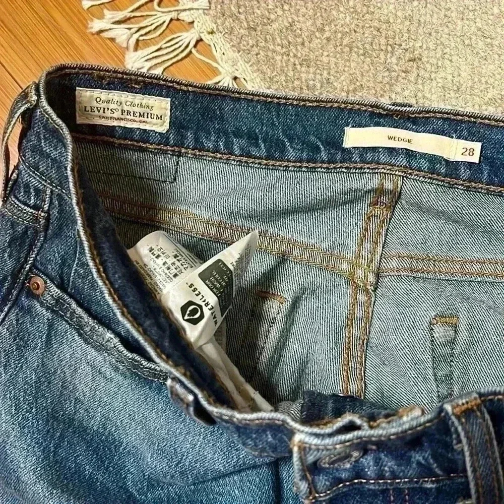 Levi's Women’s Sz 28 Wedgie Straight Leg Button Fly Jeans 28” inseam - Picture 2 of 12